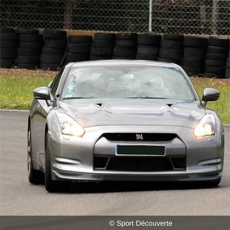 Coffret Pilotage Nissan GT-R sur le circuit de l’Auxois-Sud