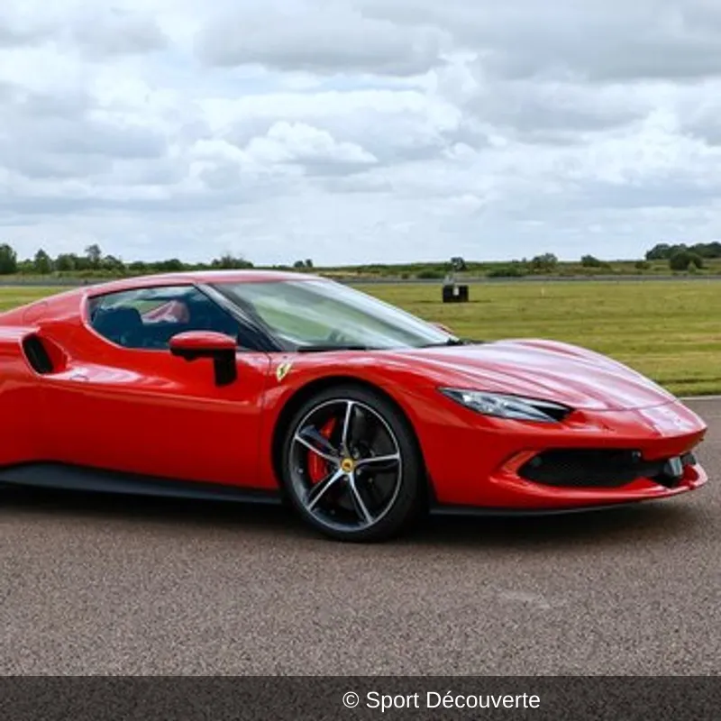 Pilotage Ferrari 296 GTB sur le circuit des Ecuyers