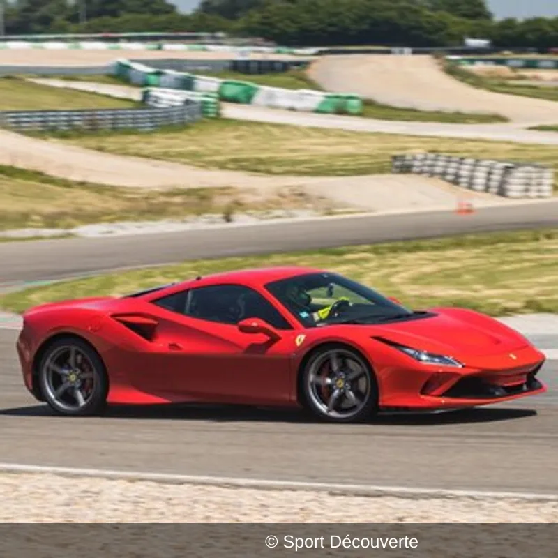 Pilotage Ferrari F8 Tributo sur le circuit des Ecuyers