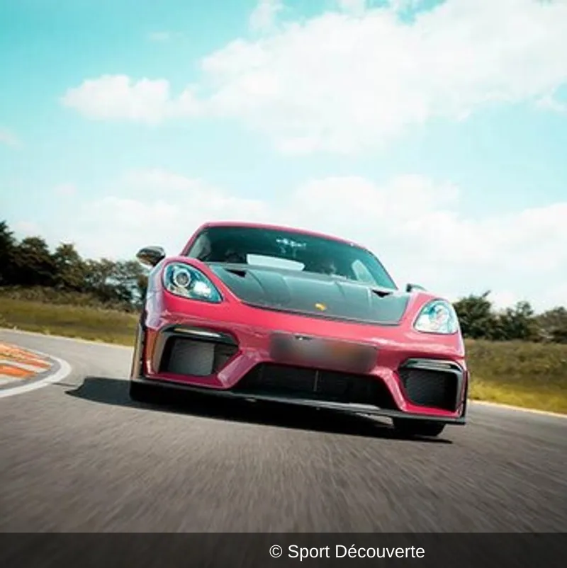 Pilotage Porsche 718 Cayman GT4 RS sur le circuit de Pouilly-en-Auxois