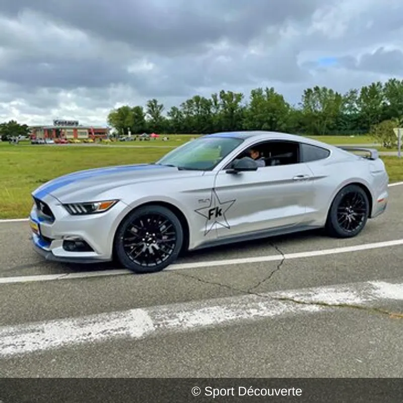 Pilotage pour Enfant en Ford Mustang V8 sur le circuit de Trappes