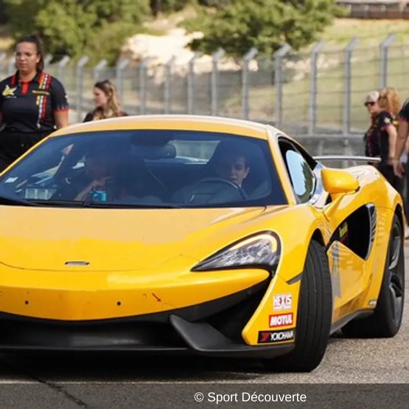 Pilotage pour Enfant en McLaren 540C sur le circuit de Trappes